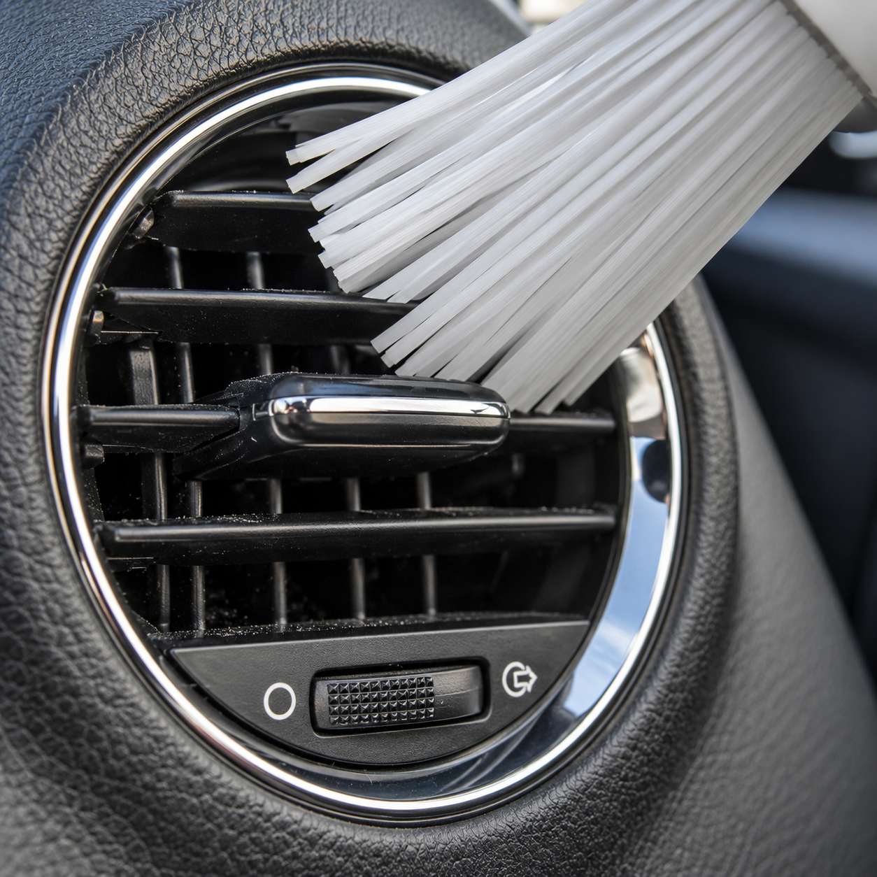 Nettoyage des aérateurs et grilles de ventilation d'un véhicule
